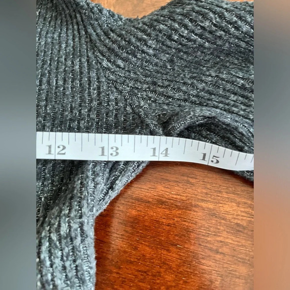 Hollister Sweater Women's Grey Knit Turtleneck Cold Shoulder Crop Top Small - Picture 4 of 9